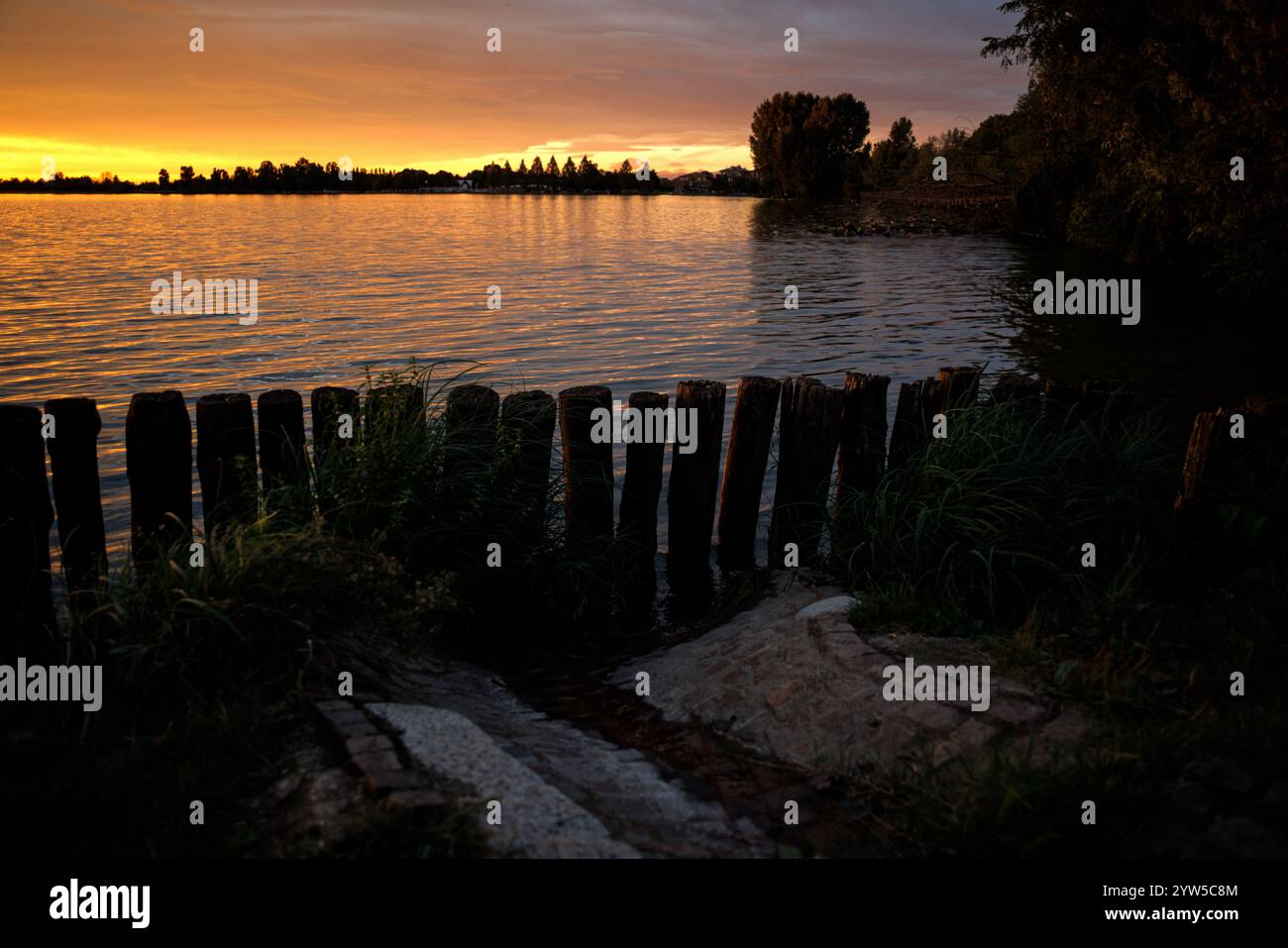 Tramonto nuvoloso sul fiume Mincio a Mantova Foto Stock