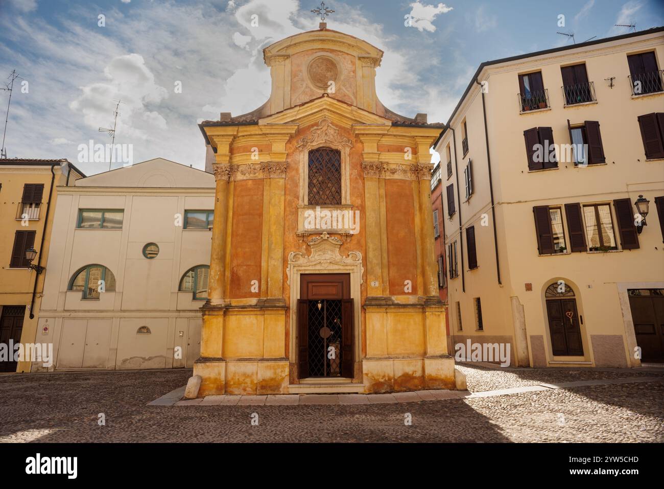 La Chiesa della Madonna del terremoto a Mantova, in Italia, è una cappella barocca costruita nel XVIII secolo dopo un terremoto, simbolo di fede e pro Foto Stock
