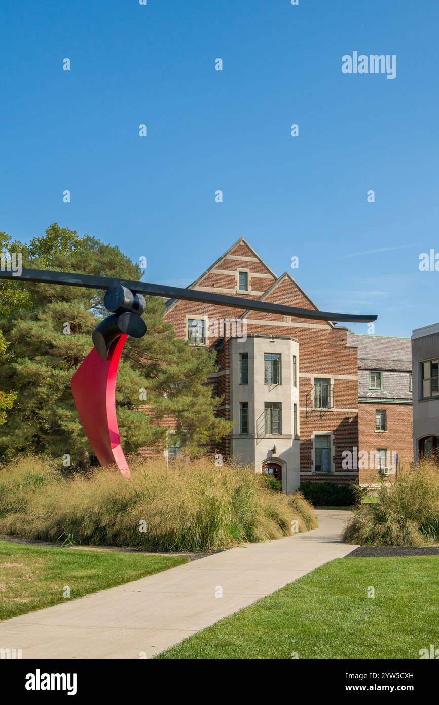 EAST LANSING, Michigan, USA, 19 SETTEMBRE 2024: Funambulis Sculpture e Snyder-Phillips Halls nel campus della Michigan State University. Foto Stock