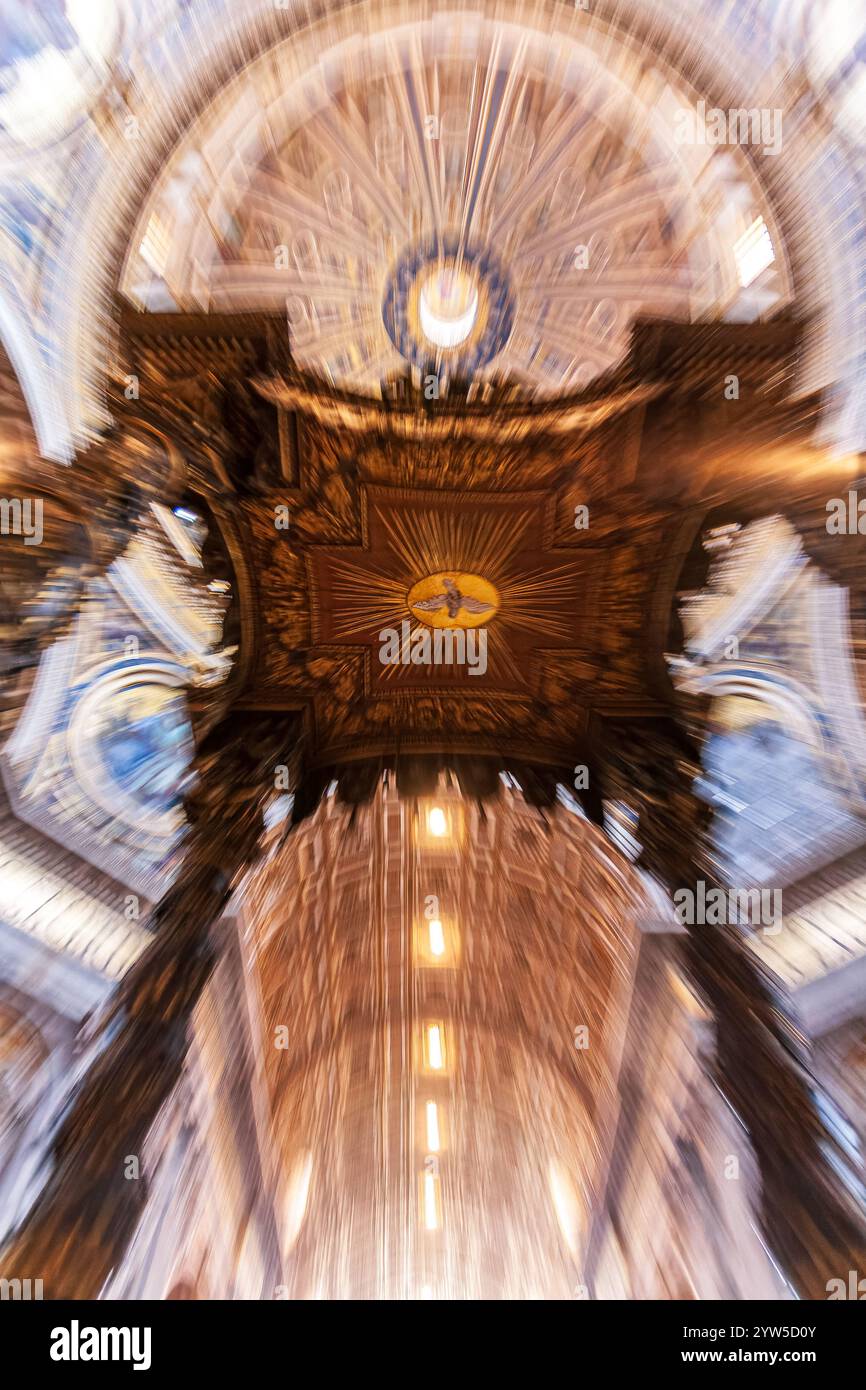 Roma, Italia, 22 luglio 2017, Una vista accattivante del Baldacchino di San Pietro, che mostra dettagli intricati in un ipnotico effetto zoom all'interno del Vatic Foto Stock