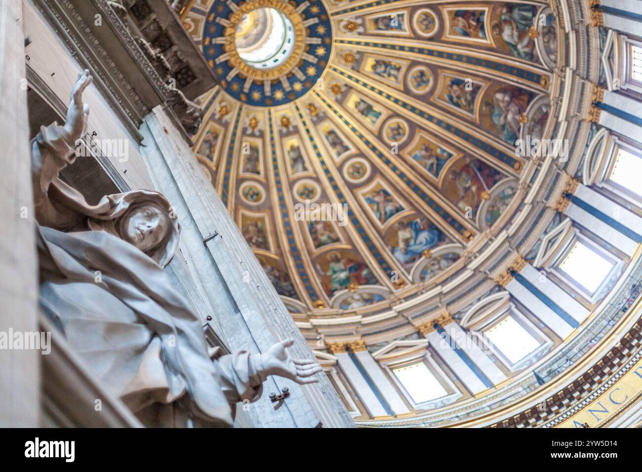 Roma, Italia, 22 luglio 2017, questa opera d'arte presenta la statua di Santa Giuliana Falconieri di Paolo campi, situata all'interno della grandiosità della Basilica di San Pietro Foto Stock