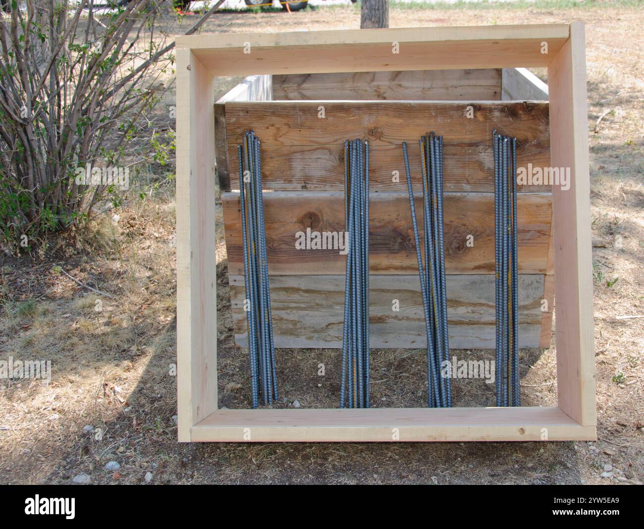 Il legno e rebar necessari per creare le forme concrete per la fondazione di una casa di sedersi pronto per essere utilizzato. Foto Stock
