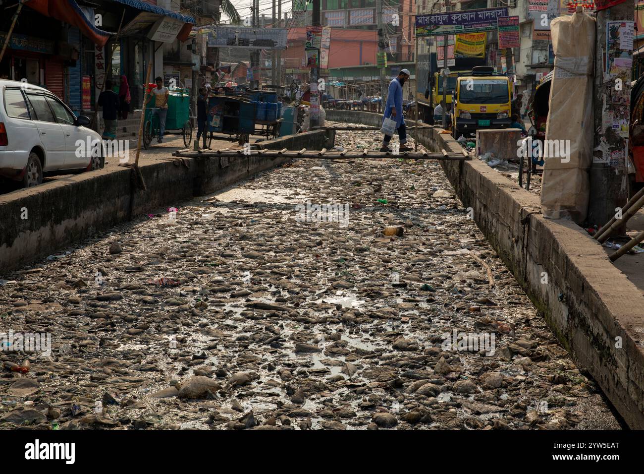 I rifiuti di plastica di vari tipi coprono un canale a Dacca, Bangladesh, evidenziando una questione ambientale urgente. Foto Stock