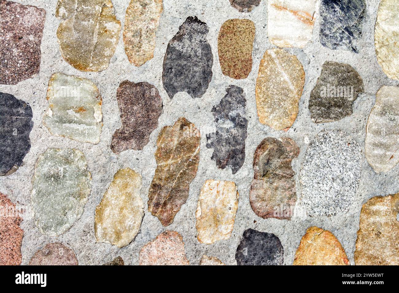 Suolo, pietra, pavimento in pietra, pietre, pietre per pavimentazione, grossa, colorata, inserita, cemento, ghiaia, ciottoli, ciottoli, a grandezza naturale, colorati Foto Stock