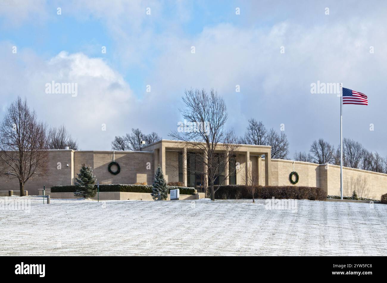 La biblioteca Harry S Truman si trova sotto una sottile coperta di neve a Independence, Missouri. Foto Stock