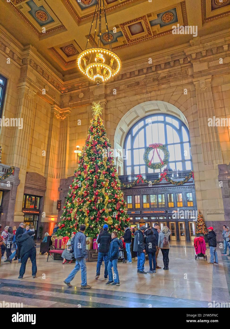 Union Station di Kansas City, Missouri, è addobbata per le vacanze con un gigantesco albero di Natale, corone e molte luci. Foto Stock