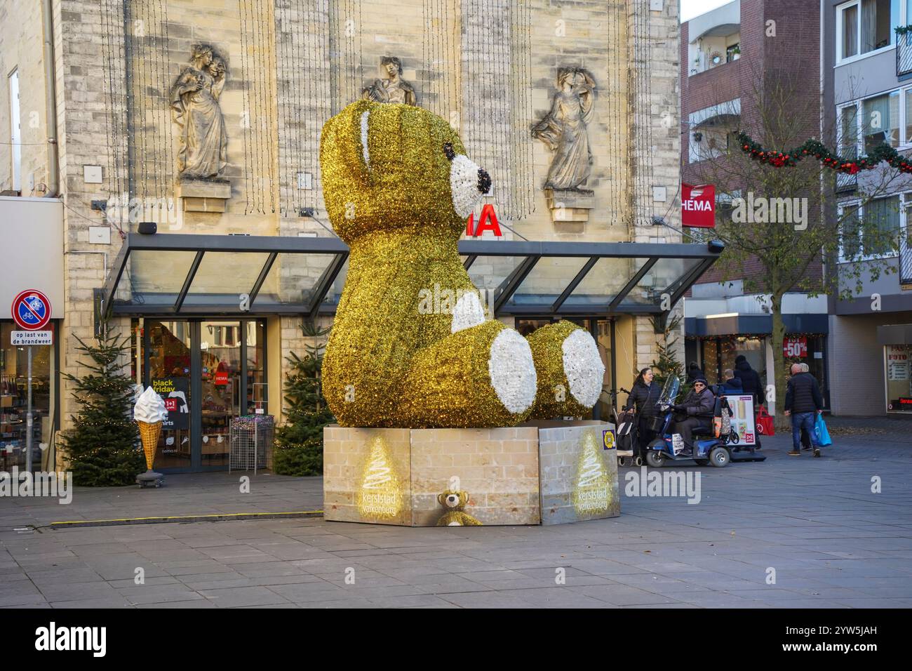 Orsacchiotto gigante, decorazioni natalizie di fronte a un negozio HEMA, a Valkenburg, Limburgo, Paesi Bassi. Foto Stock