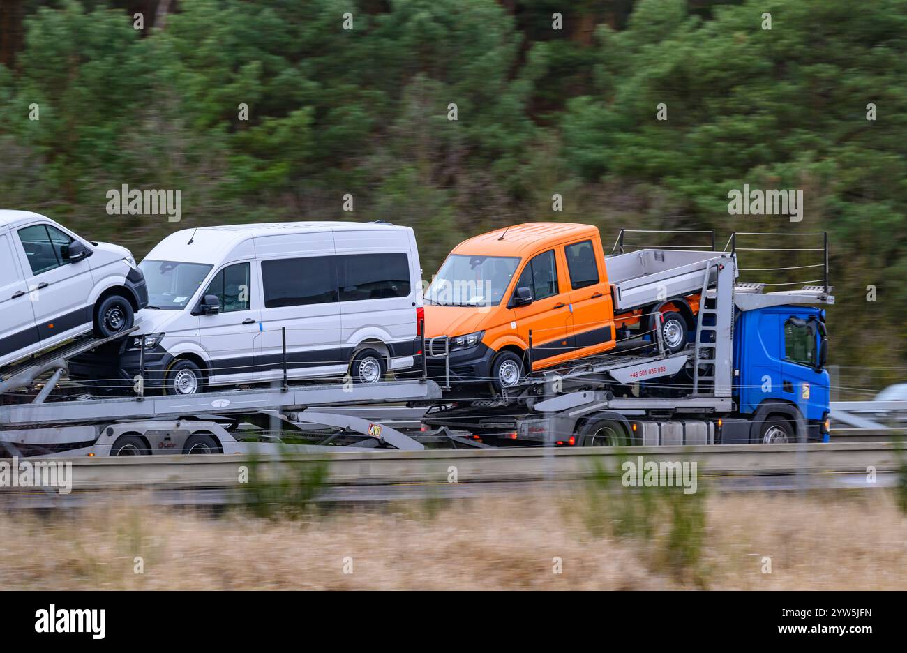 Fangschleuse, Germania. 9 dicembre 2024. Un autotrasportatore carico di nuovi furgoni Volkswagen è in autostrada. Crediti: Patrick Pleul/dpa/Alamy Live News Foto Stock
