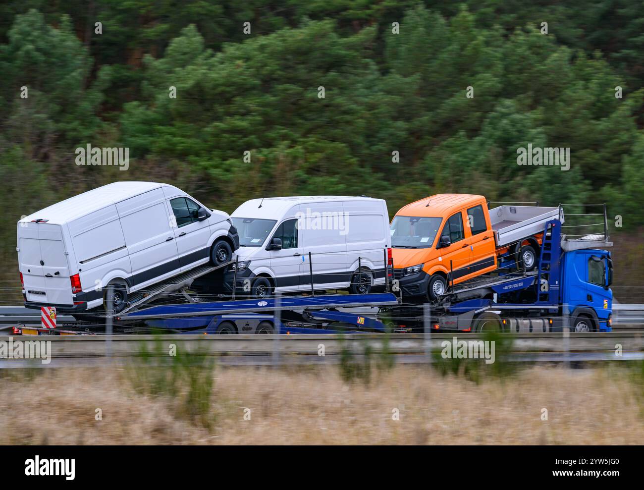 Fangschleuse, Germania. 9 dicembre 2024. Un autotrasportatore carico di nuovi furgoni Volkswagen è in autostrada. Crediti: Patrick Pleul/dpa/Alamy Live News Foto Stock