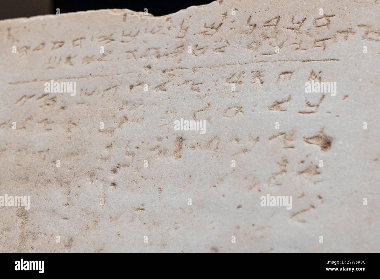 New York, New York, Stati Uniti. 9 dicembre 2024. La più antica tavoletta scritta dei dieci Comandamenti risalente alla tarda epoca romano-bizantina (ca. 300-800 d.C.) è in mostra durante l'anteprima stampa e sarà venduta all'asta in un singolo lotto più tardi a dicembre presso la casa d'aste Sotheby's di New York il 9 dicembre 2024. Questo tablet è l'unico esempio completo conosciuto del suo genere. Tavoletta di marmo incisa in alfabeto paleo-ebraico e fu scavata nella costa meridionale di Israelin 1913 vicino ai siti delle prime sinagoghe, chiese e moschee. (Credit Image: © Lev Radin/ZUMA Press Wire) SOLO PER USO EDITORIALE! Non per C. Foto Stock