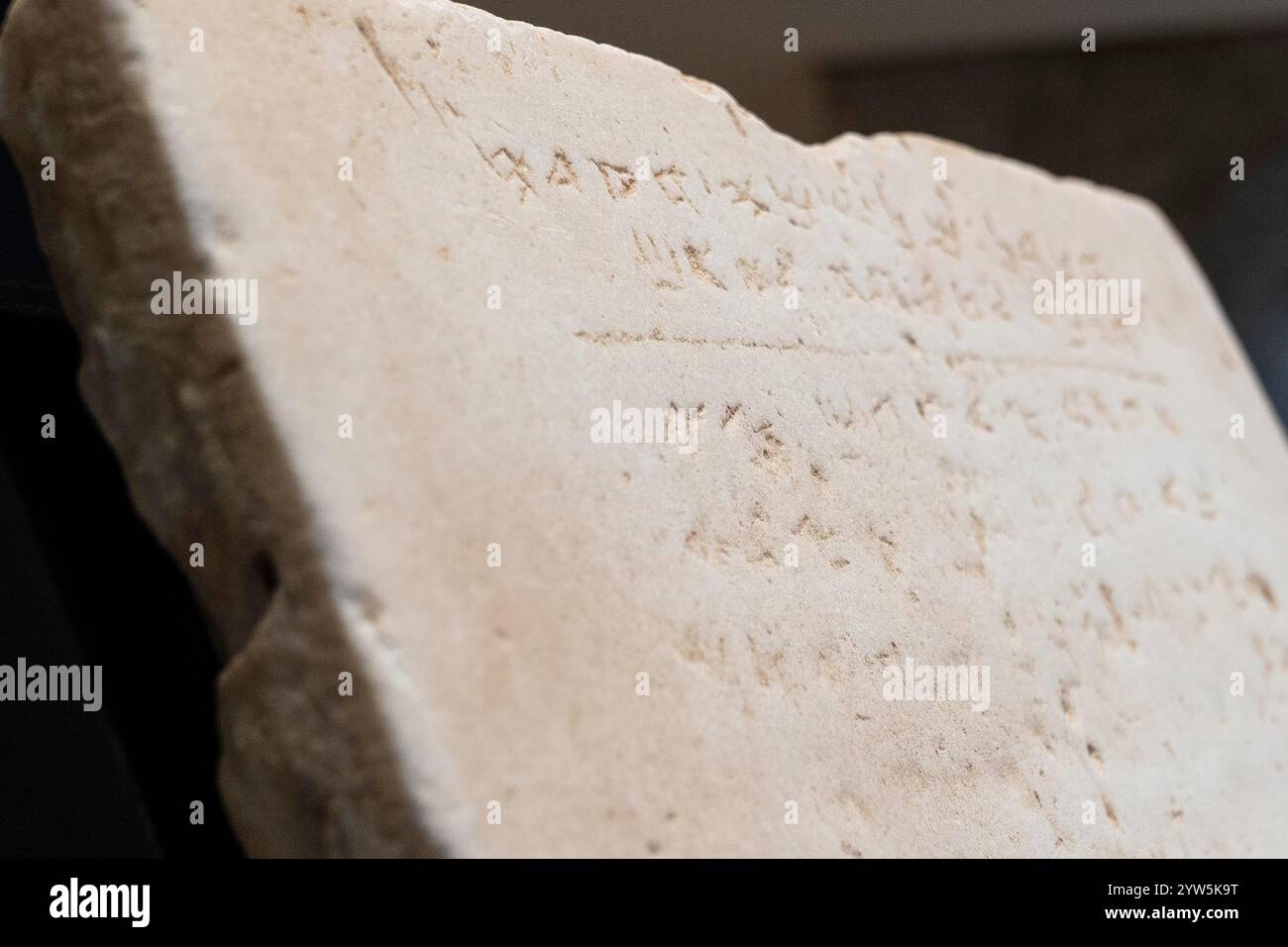 New York, New York, Stati Uniti. 9 dicembre 2024. La più antica tavoletta scritta dei dieci Comandamenti risalente alla tarda epoca romano-bizantina (ca. 300-800 d.C.) è in mostra durante l'anteprima stampa e sarà venduta all'asta in un singolo lotto più tardi a dicembre presso la casa d'aste Sotheby's di New York il 9 dicembre 2024. Questo tablet è l'unico esempio completo conosciuto del suo genere. Tavoletta di marmo incisa in alfabeto paleo-ebraico e fu scavata nella costa meridionale di Israelin 1913 vicino ai siti delle prime sinagoghe, chiese e moschee. (Credit Image: © Lev Radin/ZUMA Press Wire) SOLO PER USO EDITORIALE! Non per C. Foto Stock