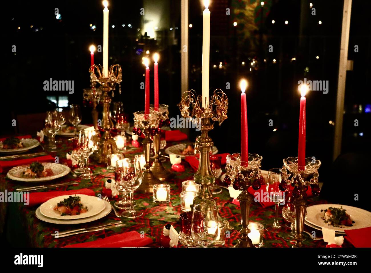 Cena di Natale a tavola a dicembre 2024 Foto Stock