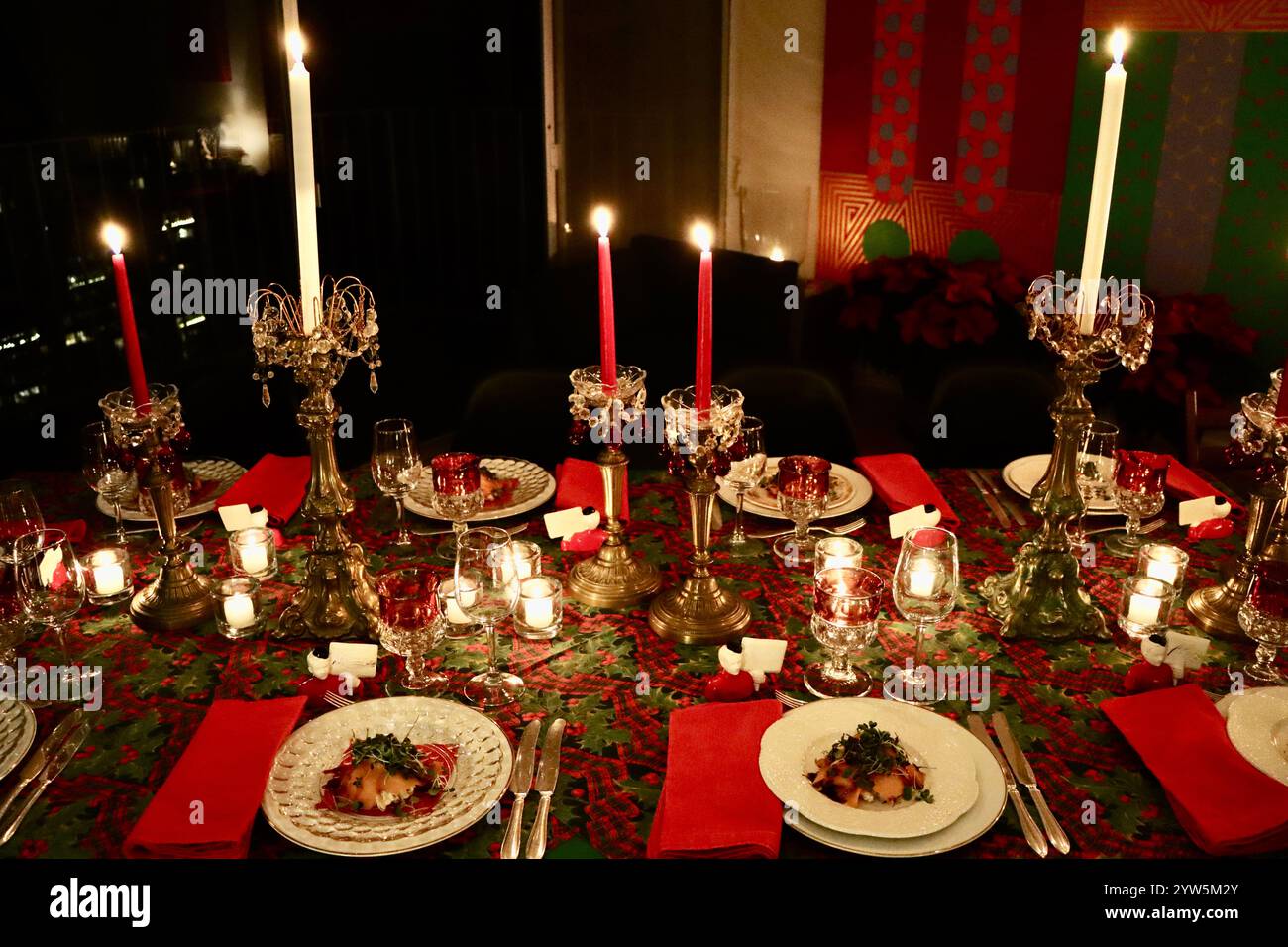 Cena di Natale a tavola a dicembre 2024 Foto Stock
