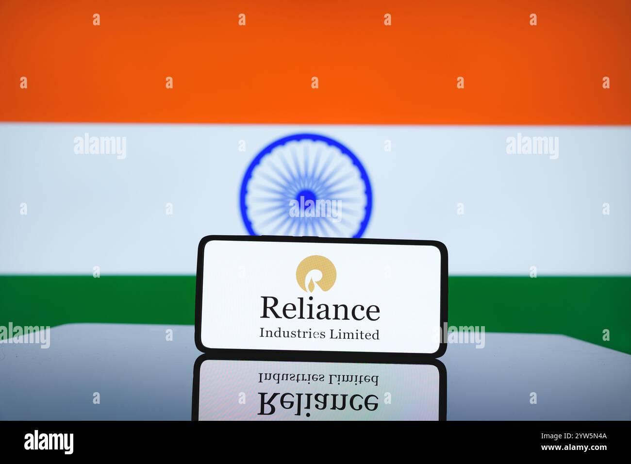 Logo della società Reliance davanti alla bandiera dell'India. 6 dicembre 2024 Foto Stock