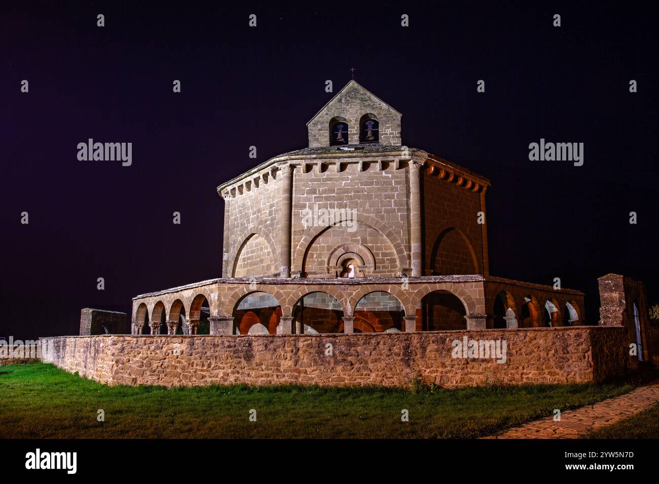 Chiesa romanica di Santa Maria de Eunate nel cammino di Santiago. Navarra, Spagna Foto Stock