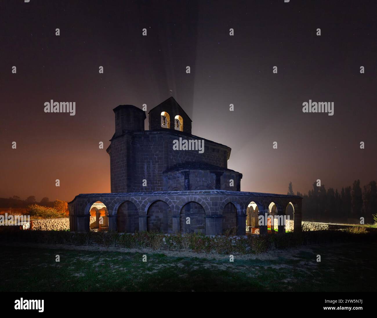 Chiesa romanica di Santa Maria de Eunate nel cammino di Santiago. Navarra, Spagna Foto Stock
