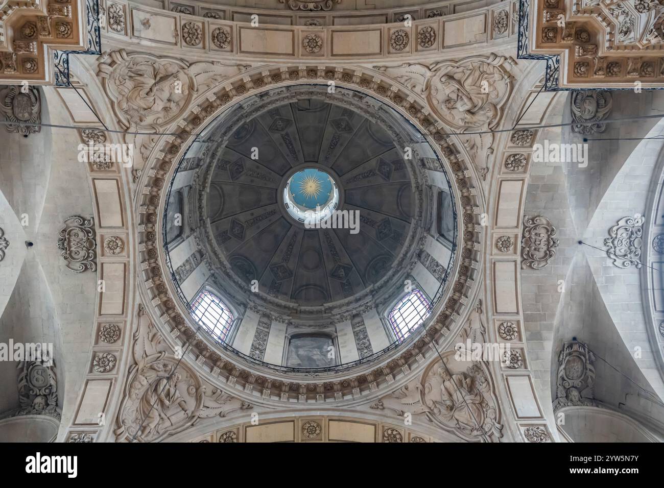 Parigi, Francia - 11 09 2024: Chiesa di Saint-Paul Saint-Louis. Vista della cupola di Saint-Paul-Saint-Louis dipinta da Paul de Lapparent Foto Stock