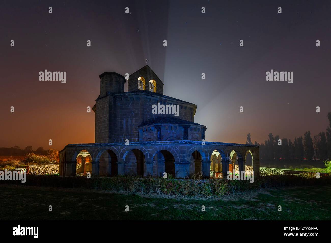 Chiesa romanica di Santa Maria de Eunate nel cammino di Santiago. Navarra, Spagna Foto Stock