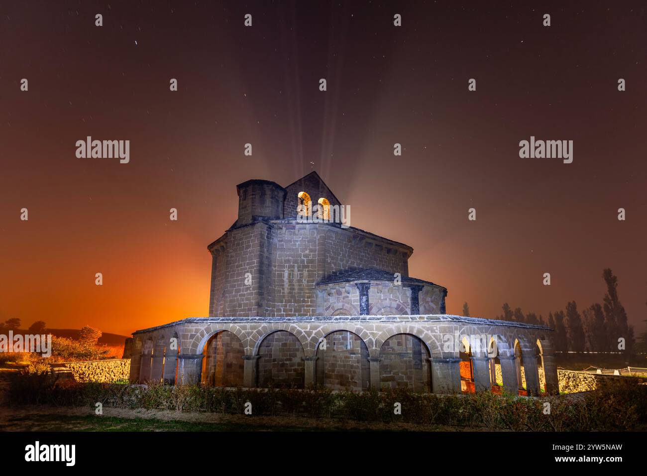 Chiesa romanica di Santa Maria de Eunate nel cammino di Santiago. Navarra, Spagna Foto Stock