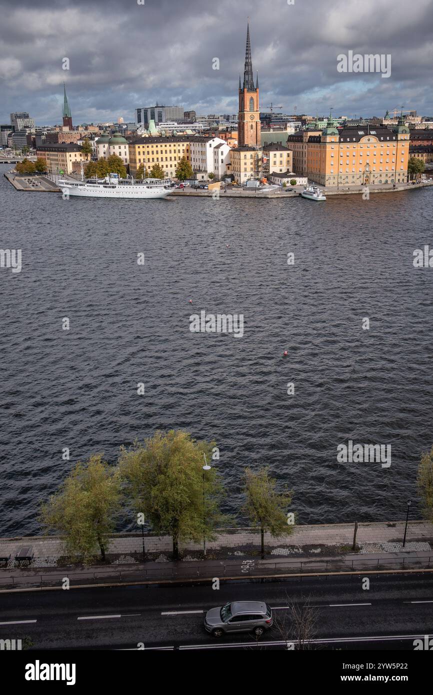 Stoccolma, Svezia - 4 ottobre 2023: Veduta aerea dell'isola della città con il fiume Söderström nell'Europa settentrionale. Scenario urbano verticale di architettura. Foto Stock