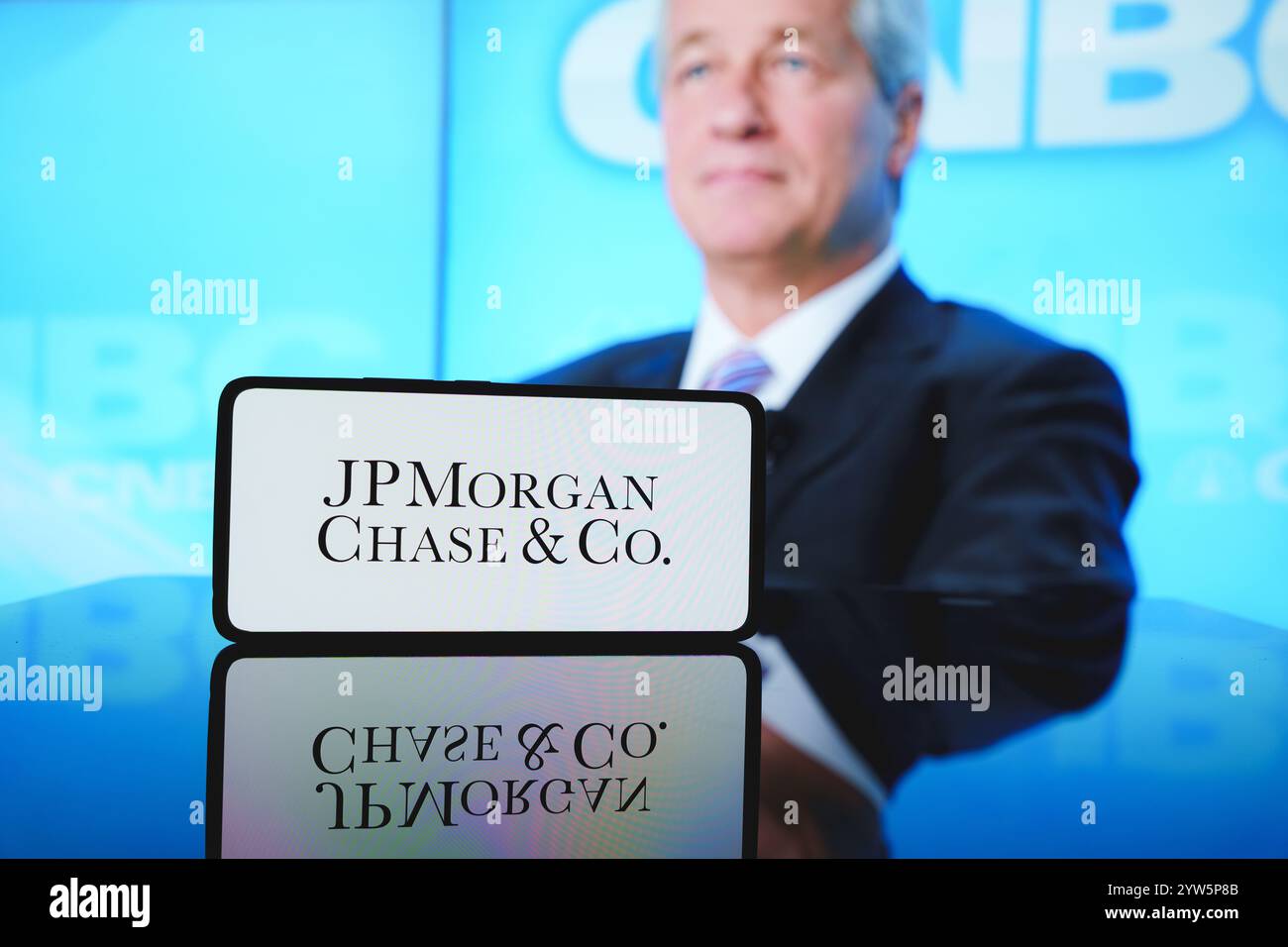 Il logo di JPMorgan Chase davanti al CEO dell'azienda Jamie Dimon. 6 dicembre 2024 Foto Stock