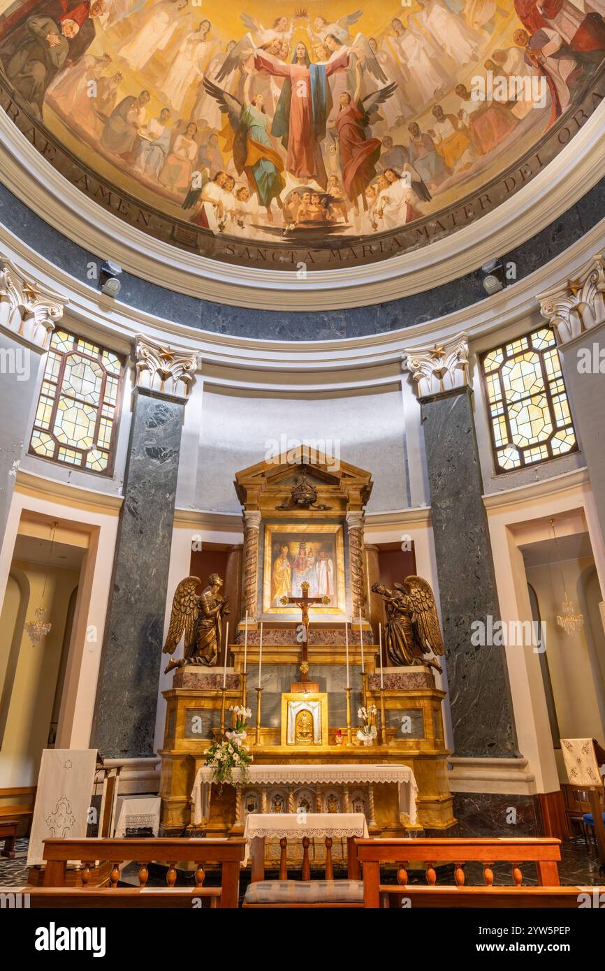 IVREA, ITALIA - 15 LUGLIO 2022: L'altare e la cupola della chiesa Santuario Monte Stella con l'affresco dell'assunzione di dalle teste Foto Stock