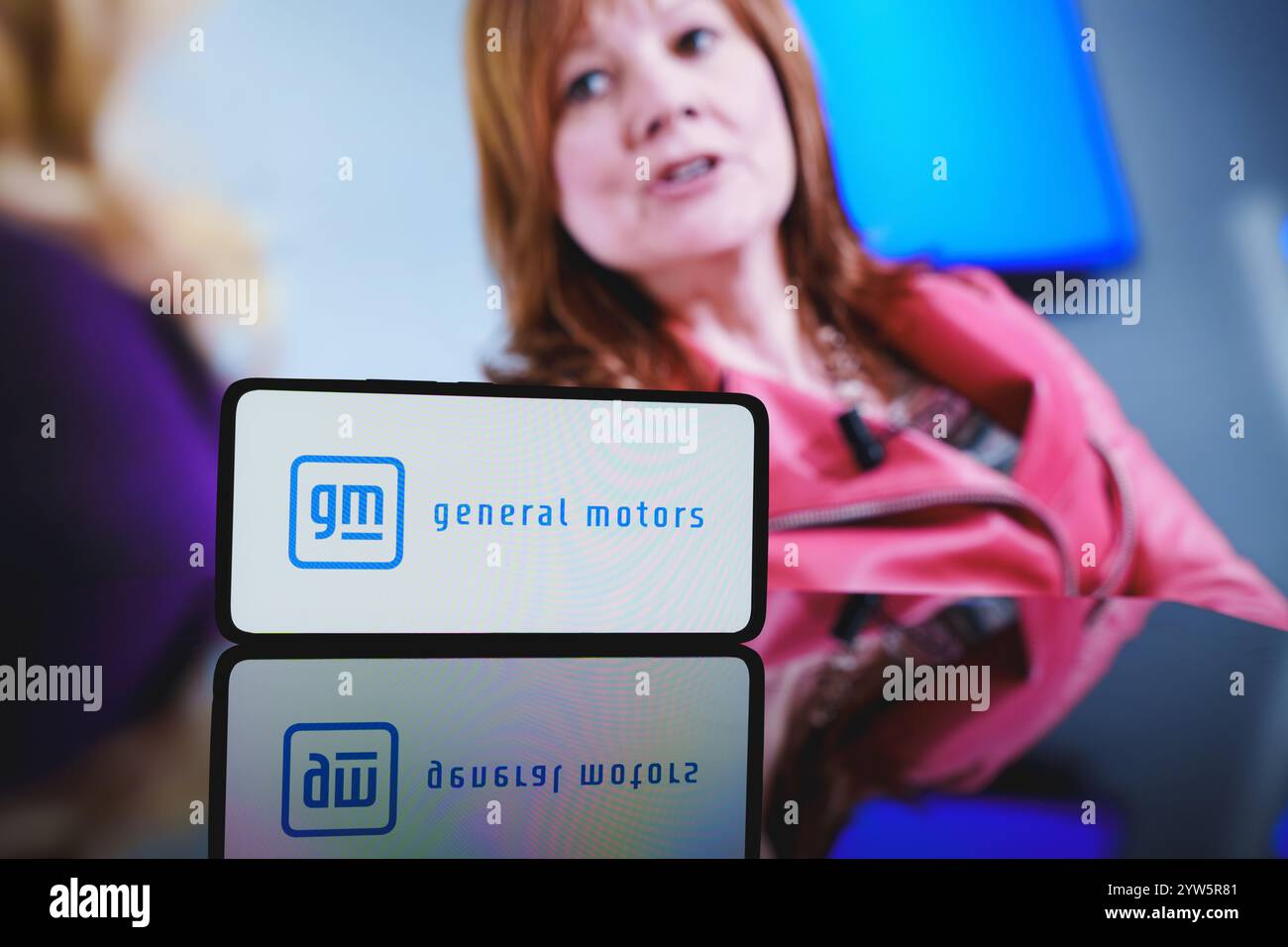 Logo General Motors e CEO dell'azienda Mary barra. 6 dicembre 2024 Foto Stock