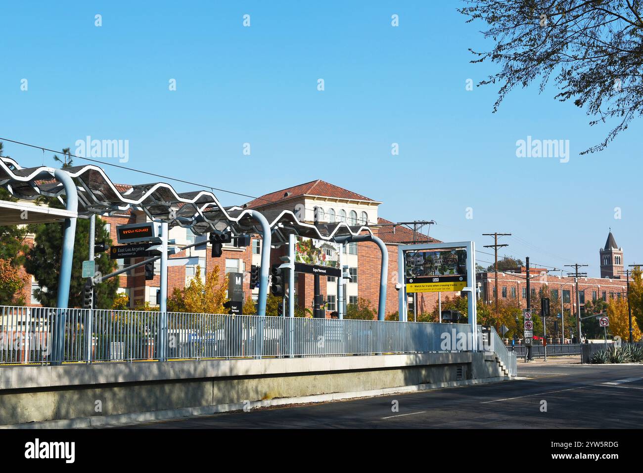LOS ANGELES, CALIFORNIA - 4 DEC 2024: Fermata Expo Vermont della linea metropolitana a Exposition Park e University of Southern California, USC. Foto Stock