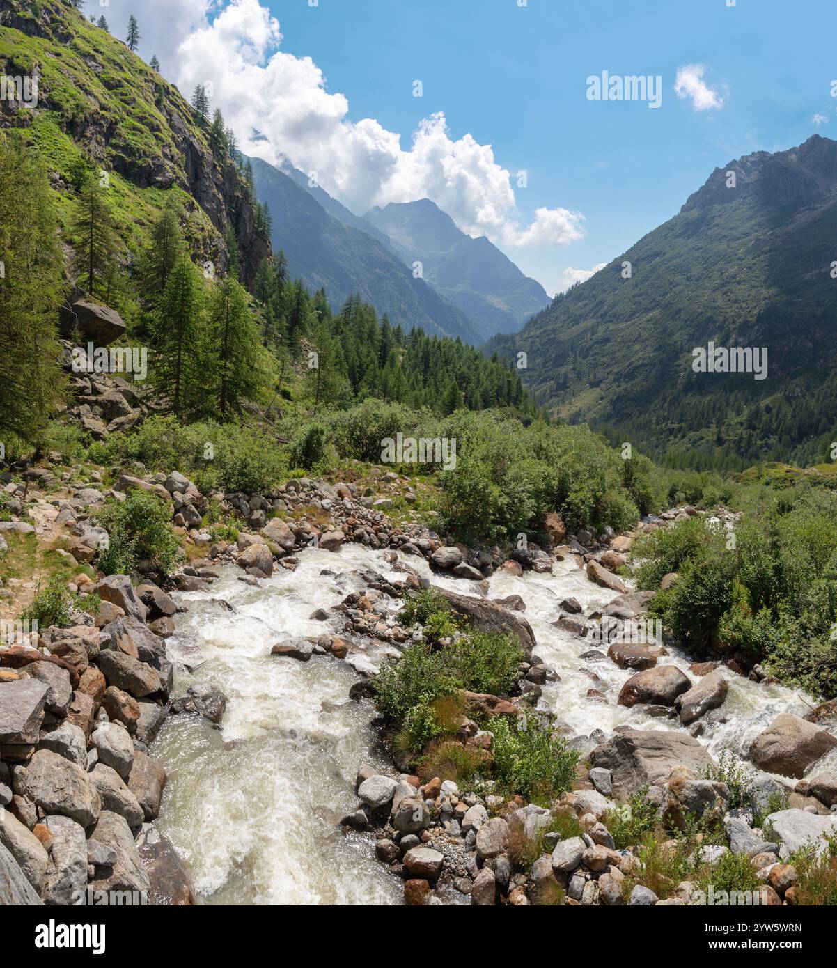 Il paesaggio dalla strada allo chalet Riffugio Pastore - Valsesia - Italia. Foto Stock