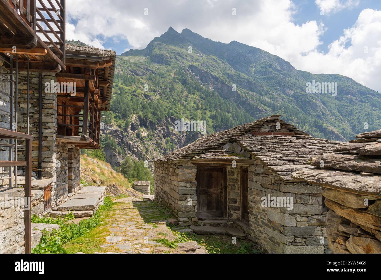 Il paesaggio dalla strada allo chalet Riffugio Pastore - Valsesia - Italia. Foto Stock