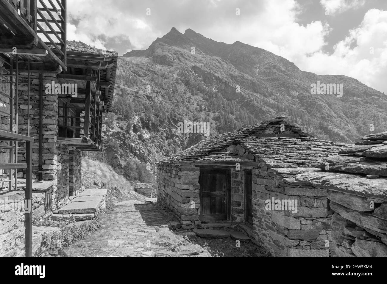Il paesaggio dalla strada allo chalet Riffugio Pastore - Valsesia - Italia. Foto Stock