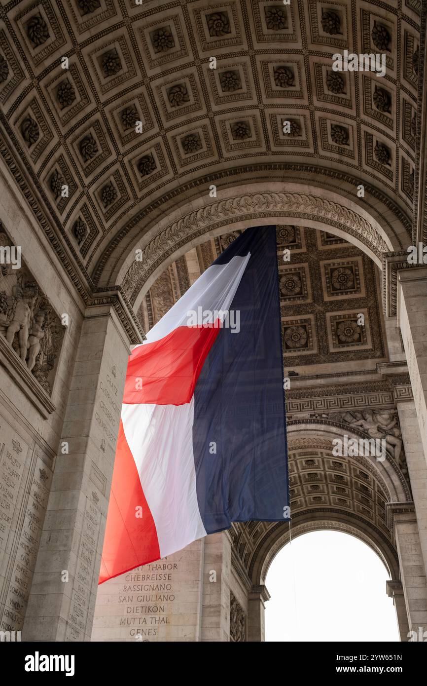 Arc de Triomphe, e la Tomba del Milite ignoto in fase di pulizia, a Parigi, in Francia, il 27 ottobre 2024. Foto Stock