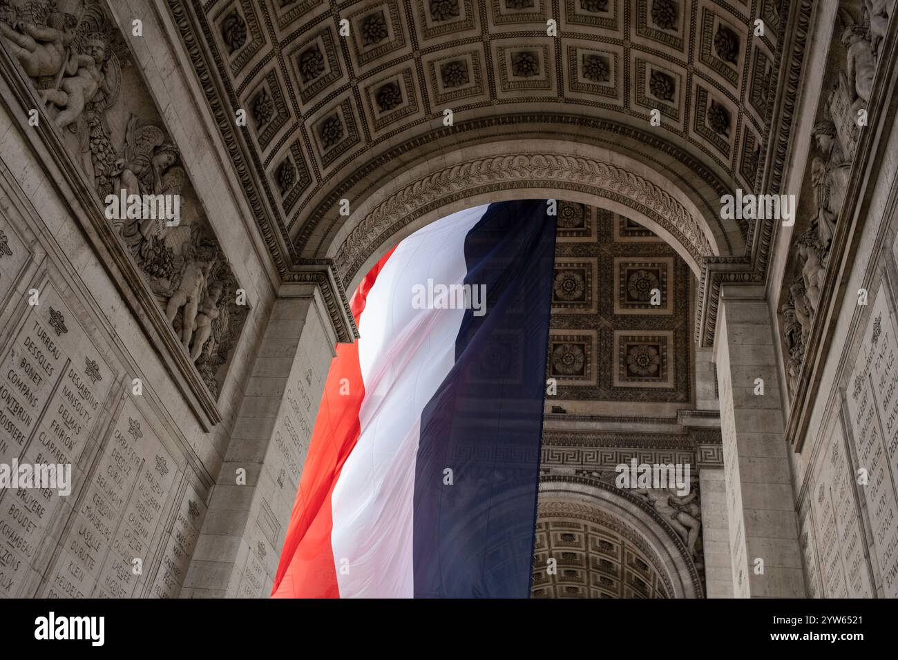 Arc de Triomphe, e la Tomba del Milite ignoto in fase di pulizia, a Parigi, in Francia, il 27 ottobre 2024. Foto Stock