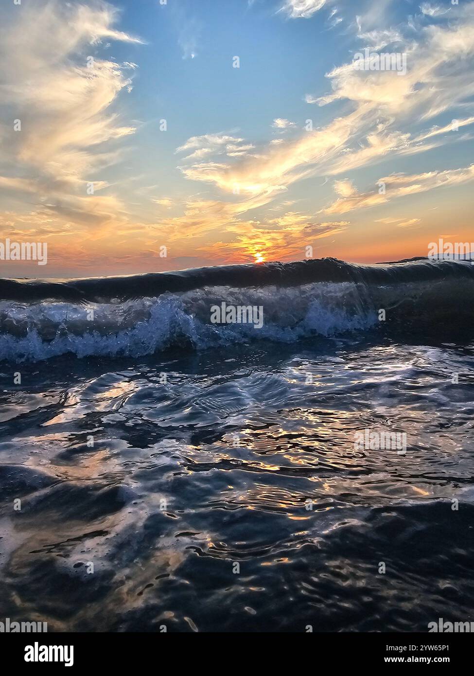 Inseguendo orizzonti dove il sole bacia la buonanotte dell'oceano Foto Stock