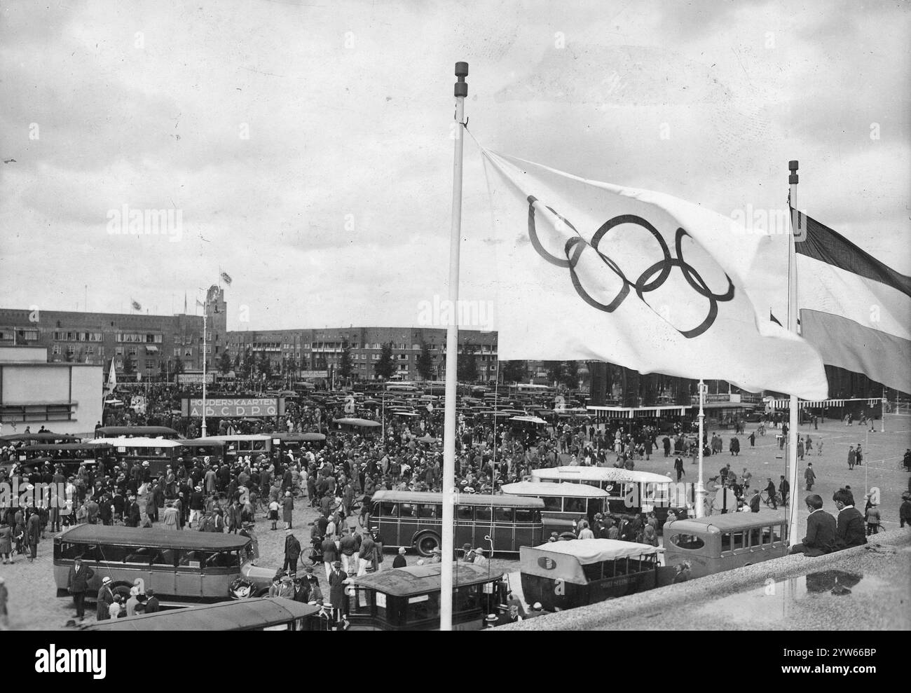 Apertura delle Olimpiadi estive 1928 ad Amsterdam. Pubblico visibile riunito di fronte allo stadio. Fotografia d'archivio delle Olimpiadi estive del 1928 ad Amsterdam Foto Stock