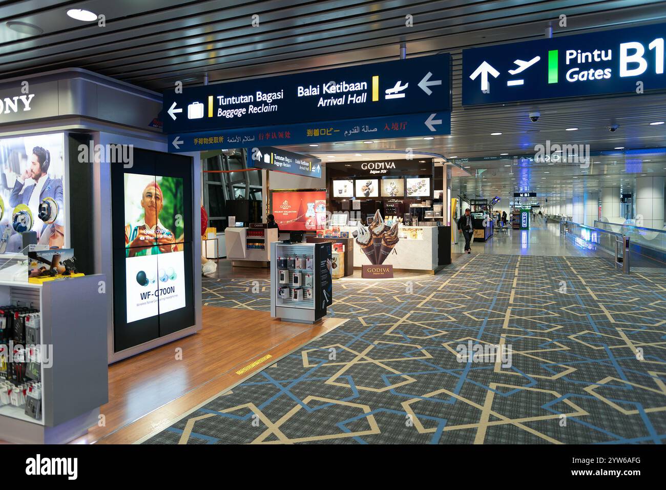 KUALA LUMPUR, MALESIA - 2 DICEMBRE 2023: Godiva Cafe in KLIA. Godiva è un prestigioso cioccolataio noto per i suoi cioccolatini di prima qualità e per il suo trattamento Foto Stock