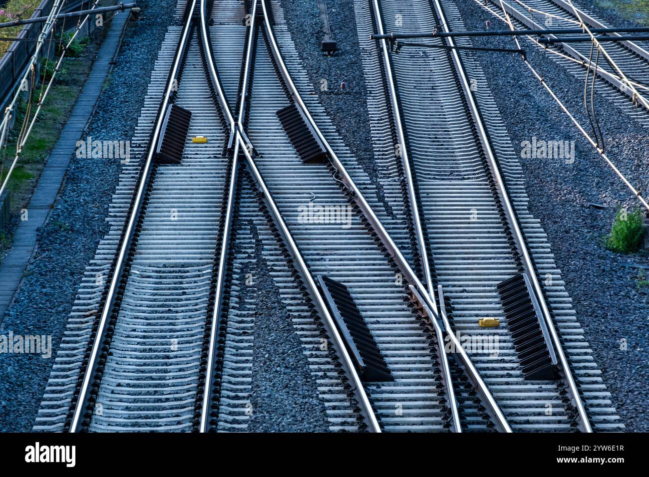 primo piano dei binari ferroviari con un interruttore Foto Stock