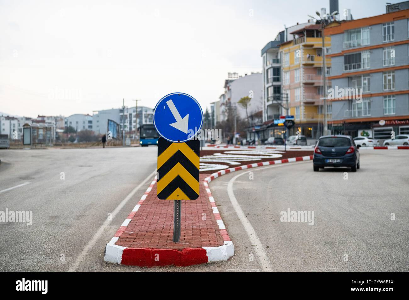 Cartello stradale Mantieni la destra su City Street Foto Stock