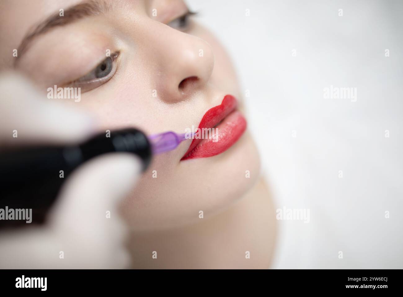 Innovativa procedura di trucco permanente che migliora la bellezza naturale in un ambiente da salone Foto Stock