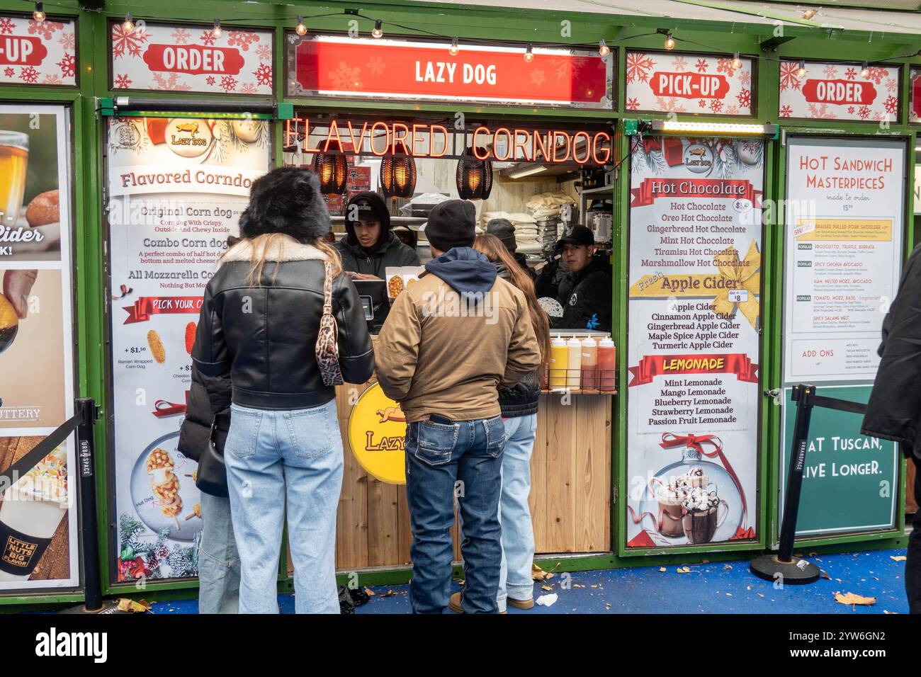 Il Winter Village, sponsorizzato da Bank of America, è una popolare destinazione turistica a Bryant Park, New York City, USA 2024 Foto Stock