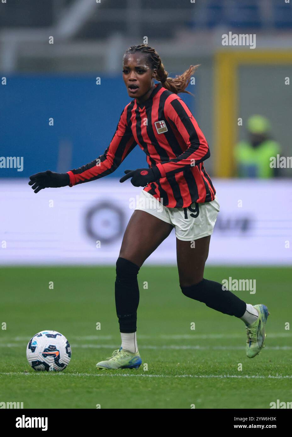 Milano, Italia. 8 dicembre 2024. Evelyn Ijeh dell'AC Milan durante la partita di serie A femminile allo Stadio Giuseppe Meazza, Milano. Il credito per immagini dovrebbe essere: Jonathan Moscrop/Sportimage Credit: Sportimage Ltd/Alamy Live News Foto Stock