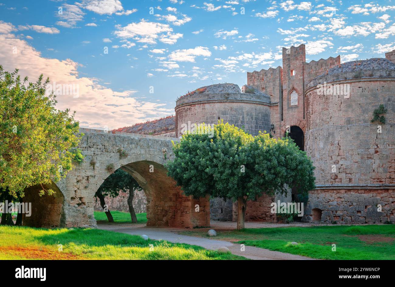 Le mura medievali della città e la porta d'Amboise si vedono dal fossato medievale della città vecchia di Rodi, nell'isola di Rodi, nel Dodecaneso, in Grecia. Foto Stock