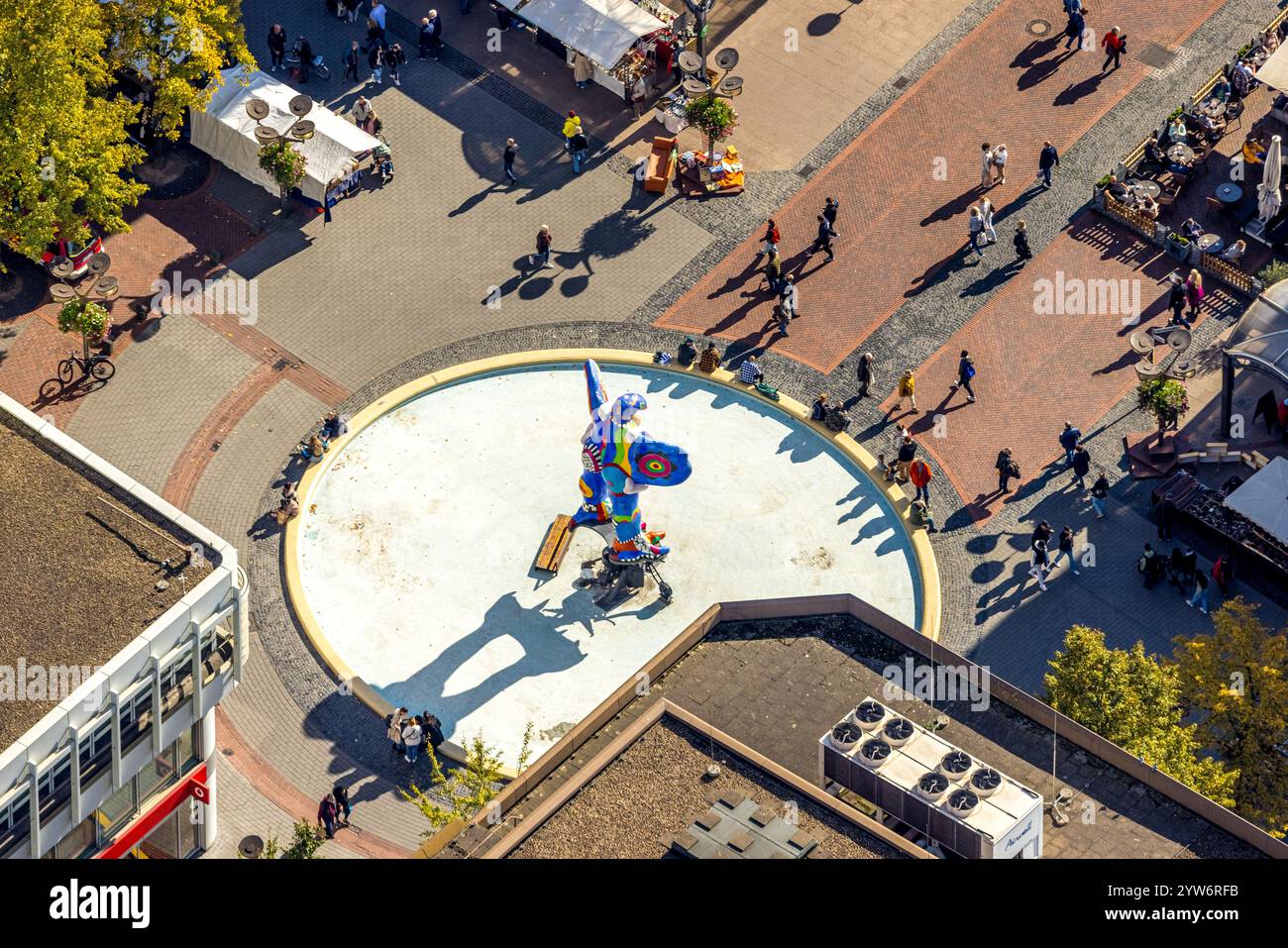 Vista aerea, scultura della fontana Lifesaver realizzata dalla coppia di artisti Niki de Saint Phalle e Jean Tinguely, zona pedonale Königstraße, Fountain Mile in t Foto Stock