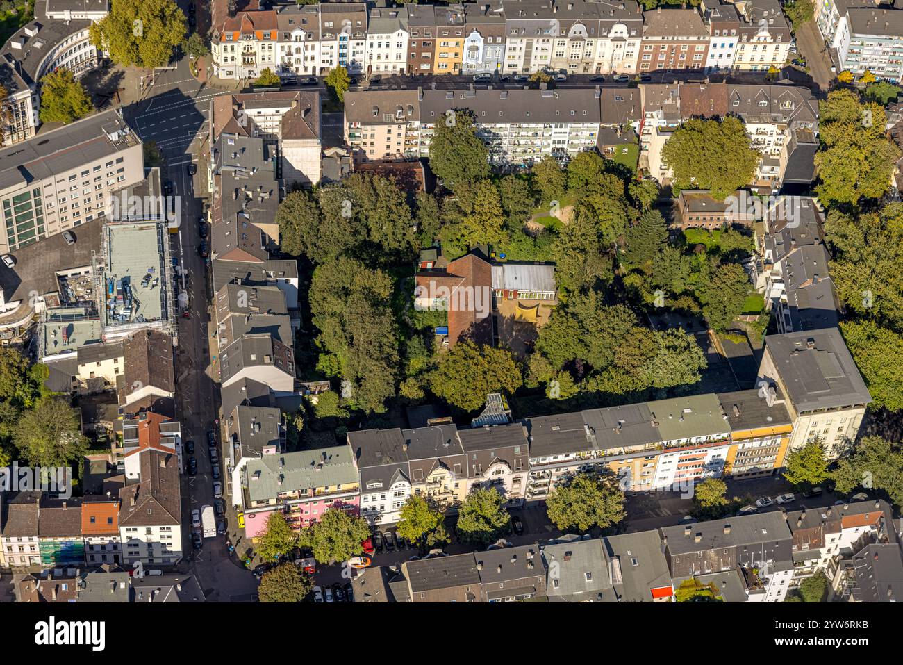 Vista aerea, zona residenziale Kardinal-Galen-Straße e Pulverweg, asilo nel cortile interno di un blocco di appartamenti, Altstadt, Duisburg, Ruhr A. Foto Stock