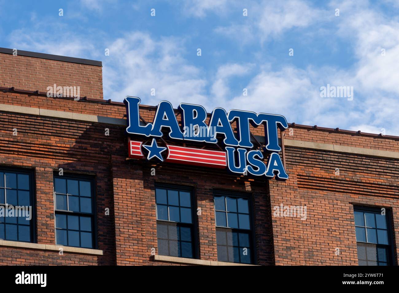 Cartello Labatt USA sull'edificio della birreria Labatt Brew House e degustazione a Buffalo, USA Foto Stock