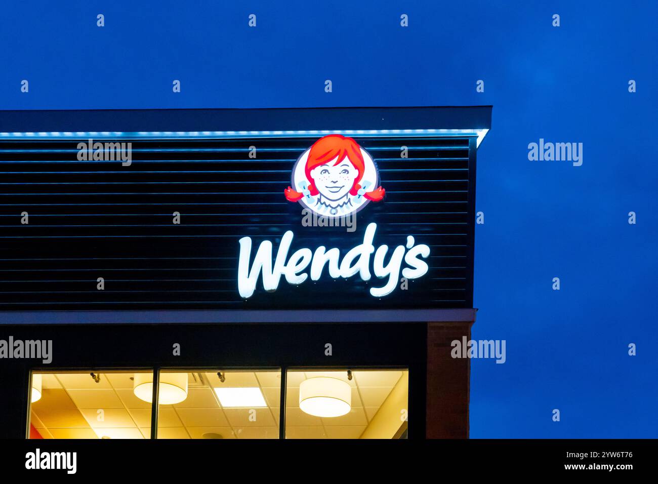 Un cartello del ristorante Wendy's si vede di notte a Niagara Falls, Ontario, Canada Foto Stock