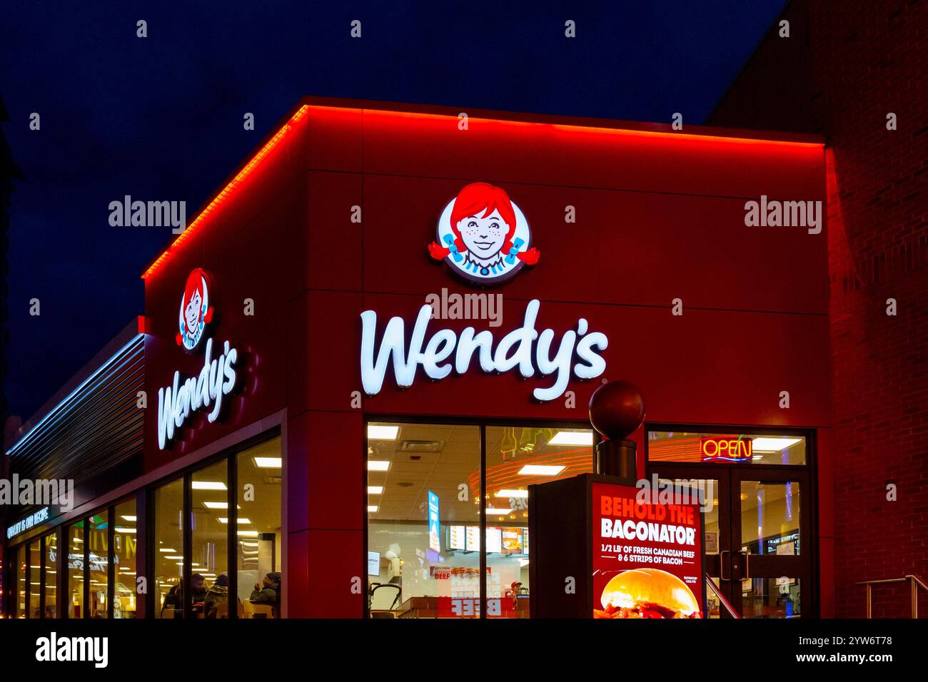 Un ristorante Wendy's al crepuscolo a Niagara Falls, Ontario, Canada Foto Stock
