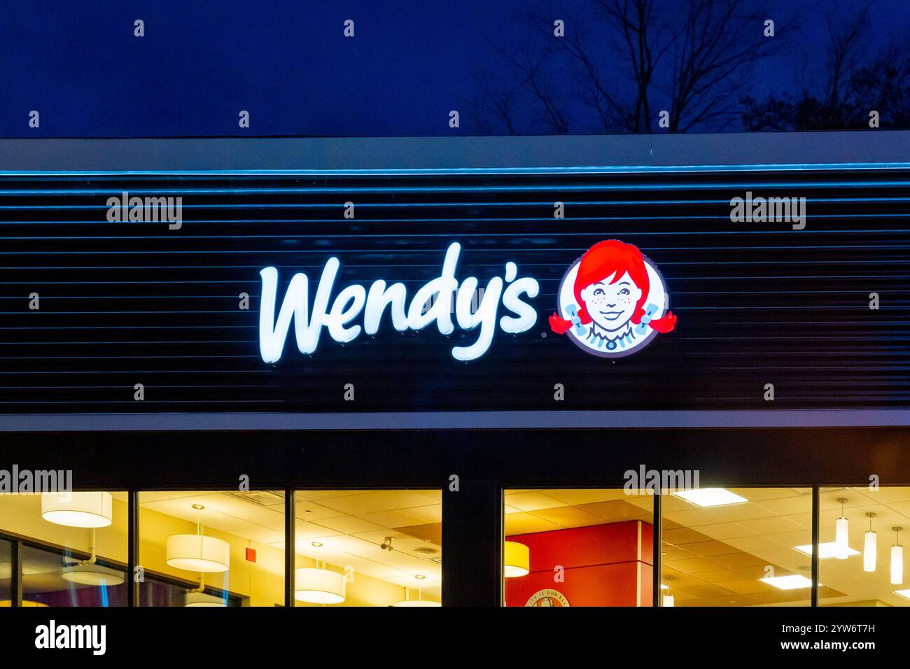 Un cartello del ristorante Wendy's si vede di notte a Niagara Falls, Ontario, Canada Foto Stock