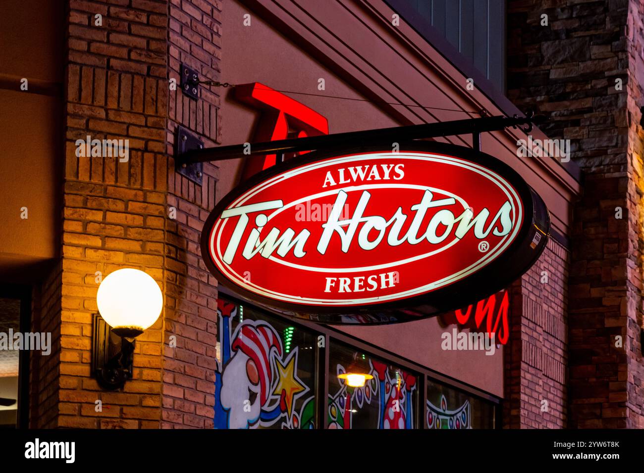 Il logo di Tim Hortons sull'edificio al crepuscolo. Cascate del Niagara, Ontario, Canada Foto Stock