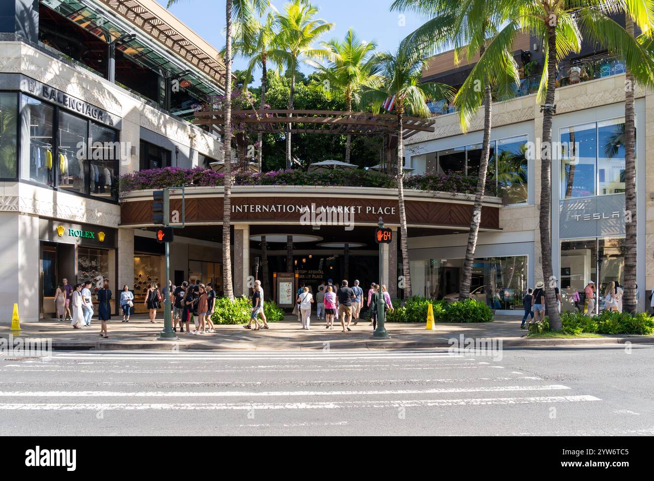 Honolulu, Hi, USA - 14 gennaio 2024: Mercato internazionale a Waikiki, Hawaii. International Market Place è un centro commerciale all'aperto. Foto Stock